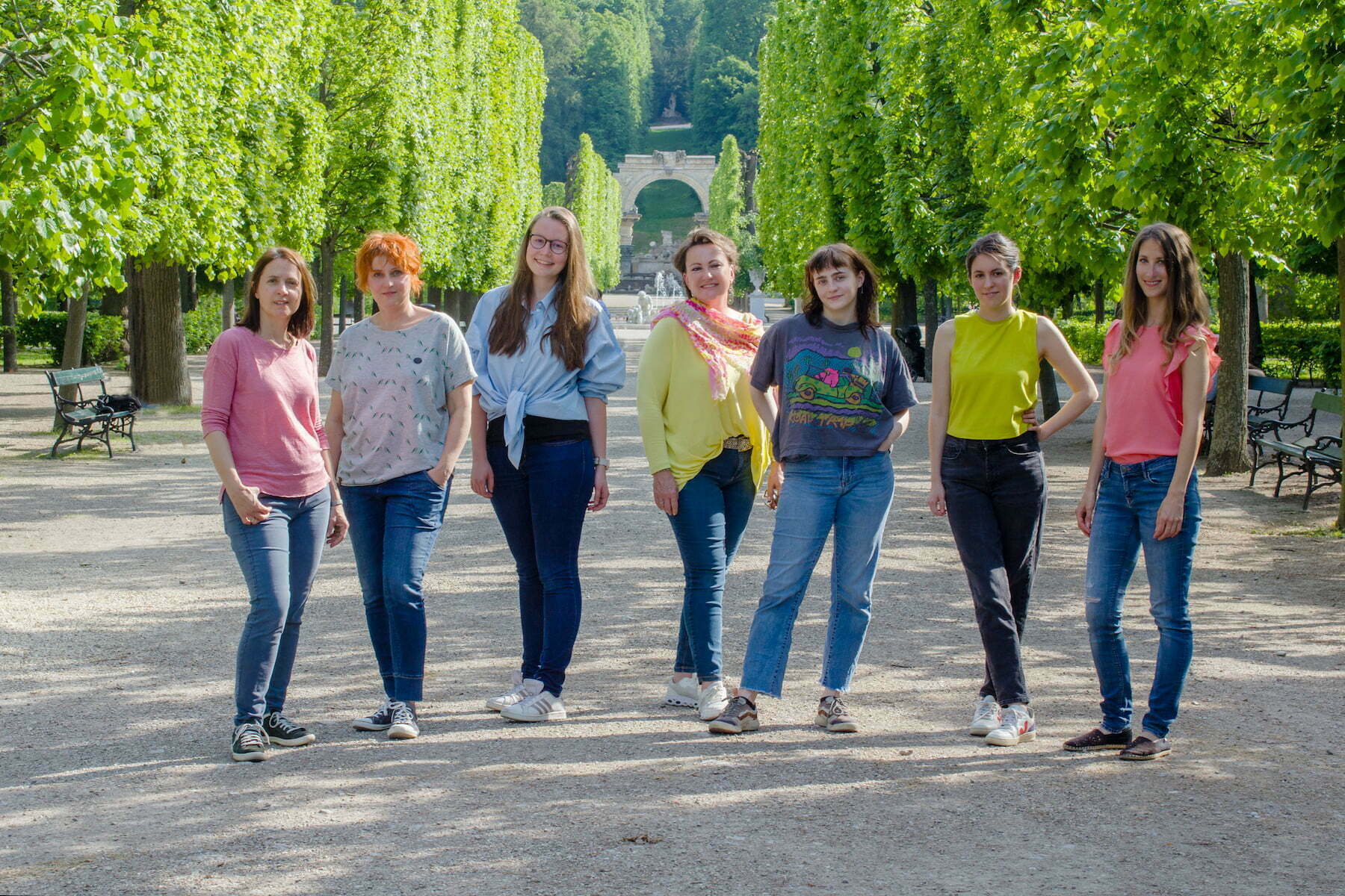 Team der Textilrestaurierung Neugebauer im Schlosspark Schönbrunn