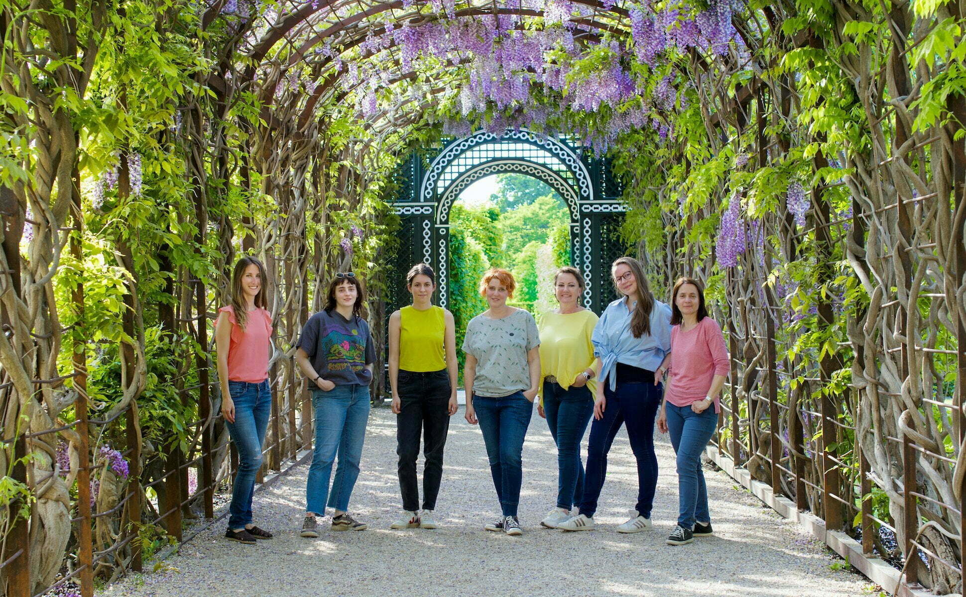 Team der Textilrestaurierung Neugebauer unter der Laube im Schlosspark Schönbrunn