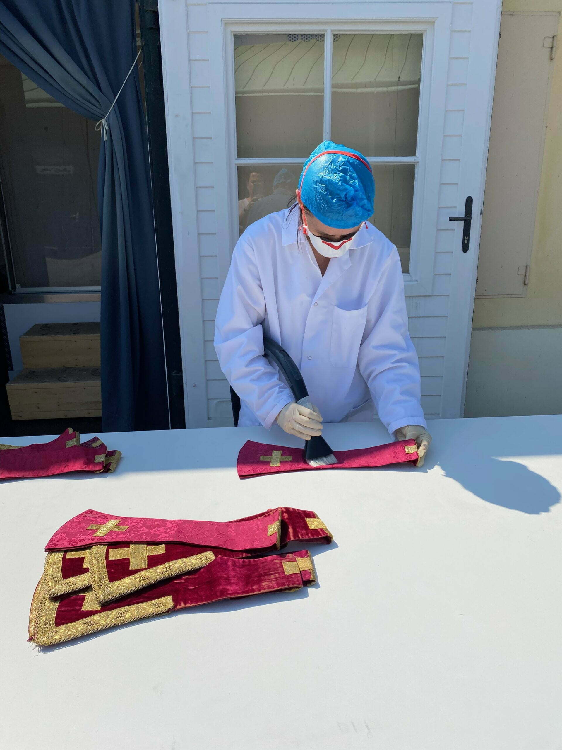 Restauratorische Arbeit an einem historischen liturgischen Textil