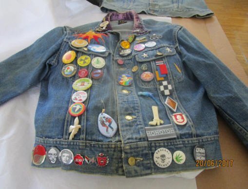 Reinigung und Restaurierung von „Jeansjacke und Co“, Detail des textilen Objekts