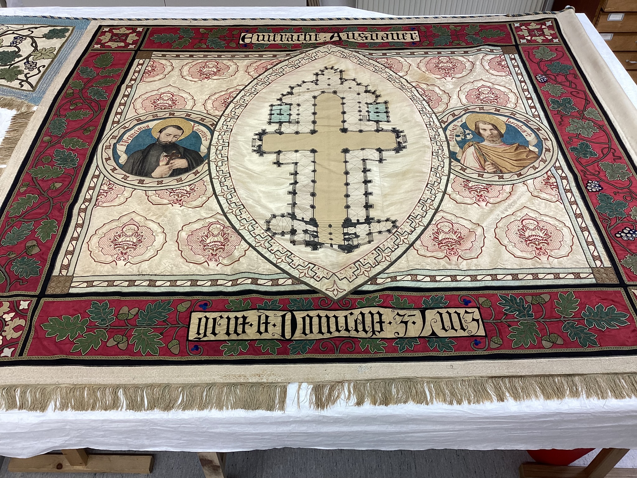 Dombaufahne des Mariendoms Linz, Detail des textilen Objekts