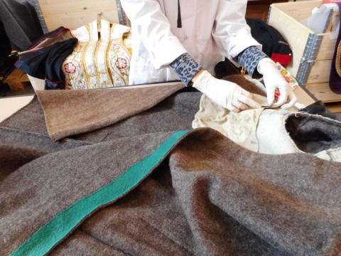 Sammlungspflege Schloss Bruck Museum der Stadt Lienz, Detail des textilen Objekts
