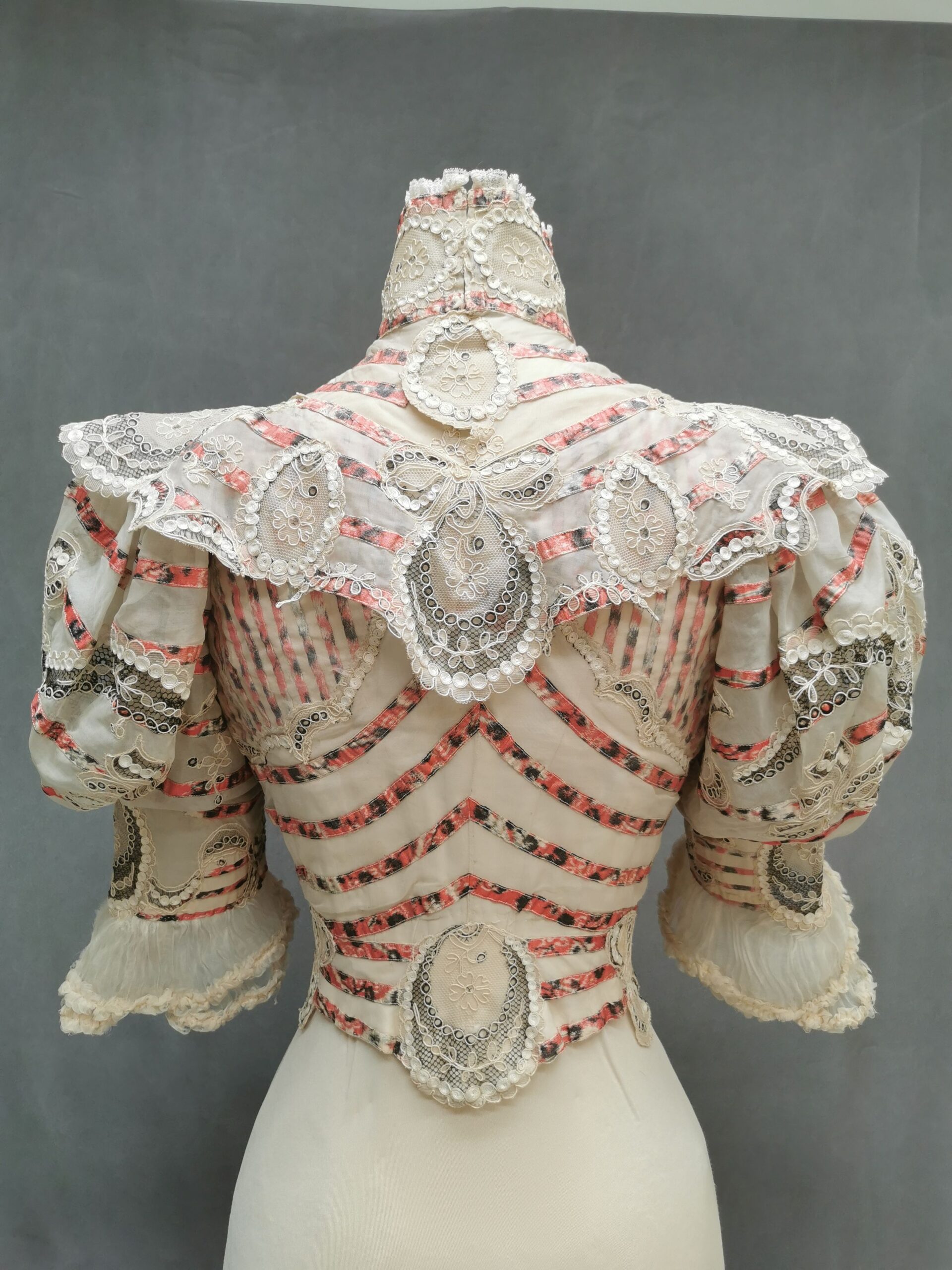 Vierteiliges cremefarbenes Kleid mit schwarzen Zierelementen der Kaiserin Elisabeth (1837-1898), Detail des textilen Objekts