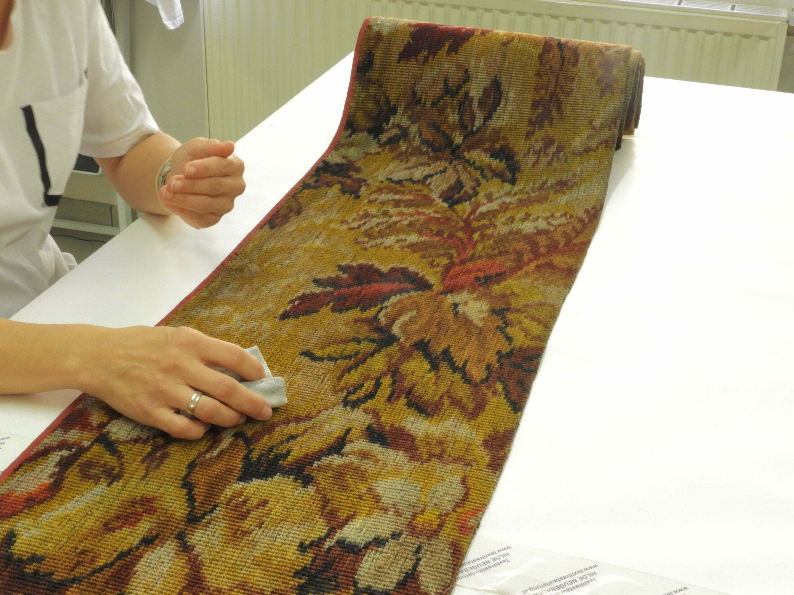 Historisches Textil im Atelier der Textilrestaurierung Neugebauer